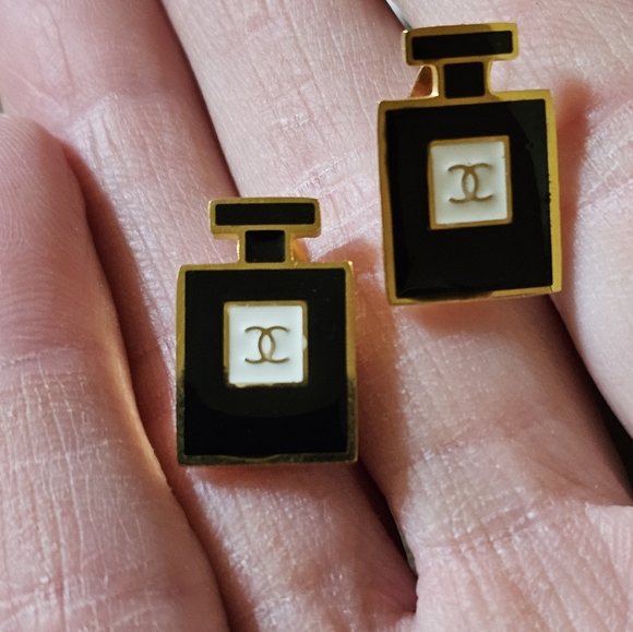 Adorable Designer Inspired Earrings ✨️ New - Picture 2 of 3